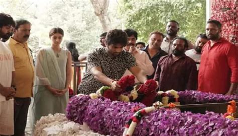 Vijay Deverakonda And Ananya Panday Pay Respects To Late Actor Puneeth