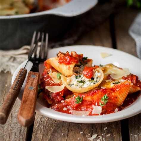 Conchiglioni Relleno Ricotta Con El Tomate Imagen De Archivo Imagen