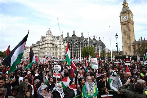 Dezenas De Milhares De Manifestantes Em Londres Pedem Fim Da Ofensiva