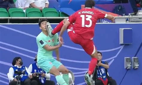 Tranh cãi gay gắt Cầu thủ Trung Quốc bị đạp rách mặt trọng tài làm ngơ Báo Dân trí