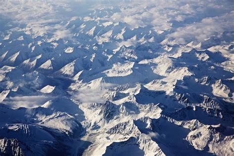 Belas paisagens no tibete vista aérea da montanha de neve branca