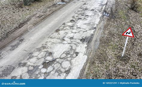 Grote Putten Zijn Gevuld Met Water Op Een Asfaltweg Stock Afbeelding