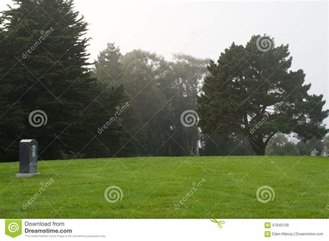 Einziger Grabstein In Einem Kirchhof Stockbild Bild Von Grundstein