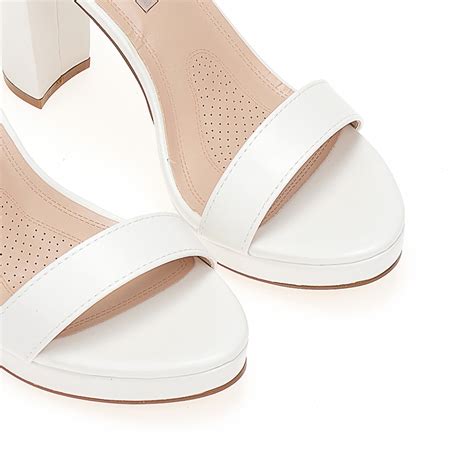 Sandały nude z ekoskóry z paseczkiem Tsoukalas Shoes
