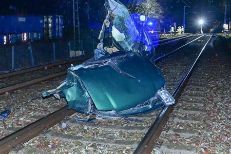 Zug Erfasst Festgefahrenes Auto Auf Bahn Bergang