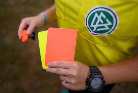 Gewalt gegen Schiedsrichter Sportgericht verhängt lange Sperren