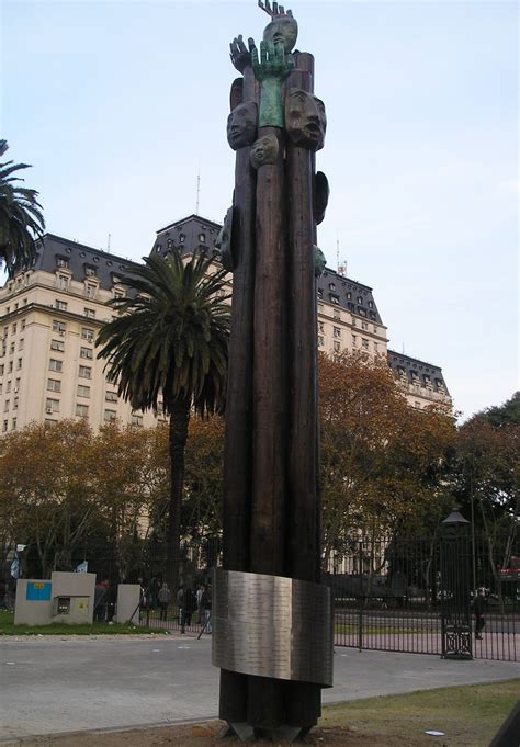 Del cielo los vieron llegar Monumento a las víctimas de los