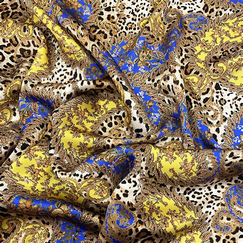 Tissu satin 100 soie imprimé paisley jaune bleu royal sur fond léopard