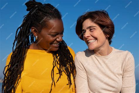 Premium Photo Medium Shot Lesbian Couple At Seaside