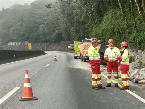 Acidente Br 277 Caminhões Batem E Rodovia Tem Bloqueio