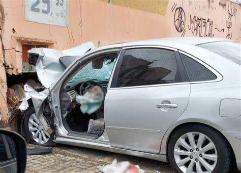 Motorista fica ferido após bater carro contra muro em Taubaté SP