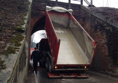 Camion Incastrato Sotto Il Ponte Della Ferrovia VareseNews Foto