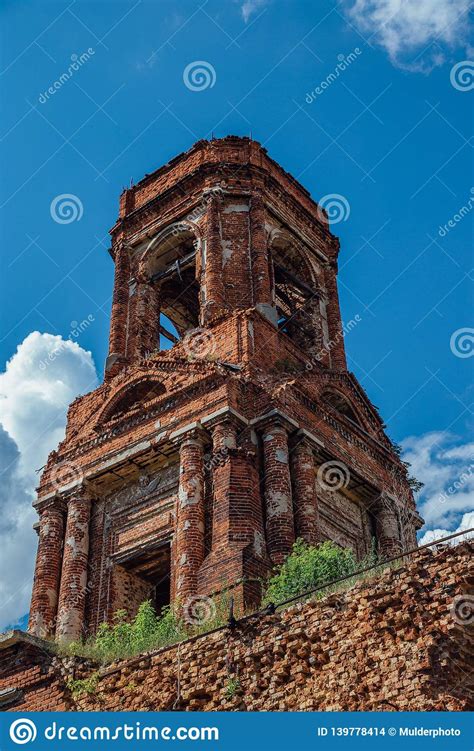 Torre De Sino Arruinada Velha Da Igreja Abandonada Do Tijolo Vermelho