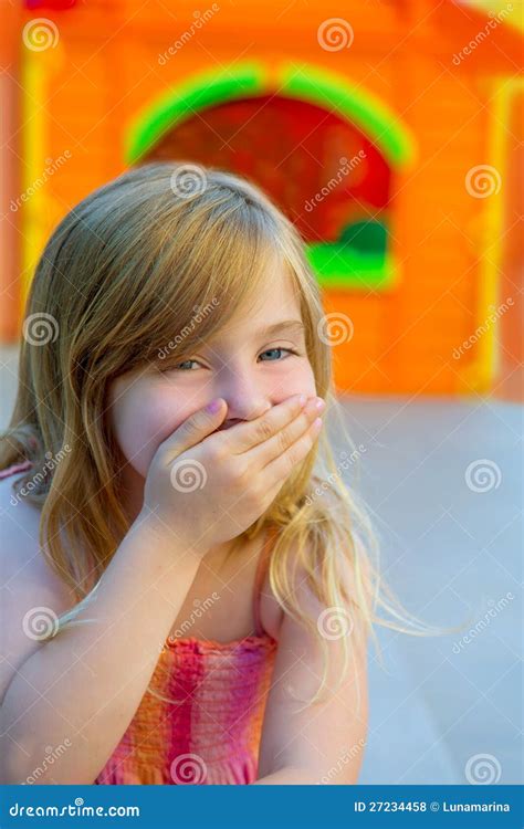 Main Drôle De Geste De Fille Blonde De Gosse Dans La Bouche Photo stock Image du joyeux