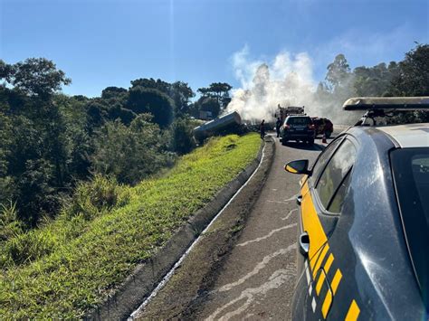 Motoristas Morrem Ap S Caminh Es Baterem De Frente Na Br