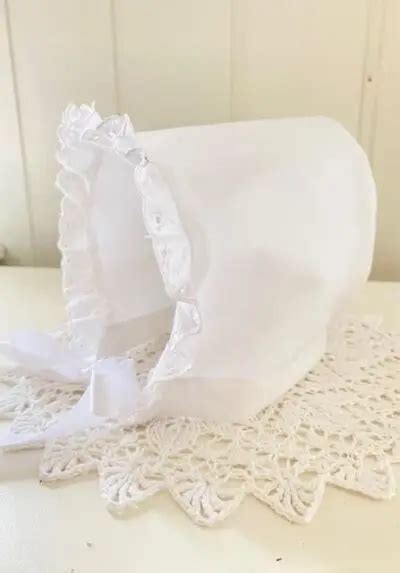 Hvit dåpslue med blonde bomull Ufòret art ABELONE DESIGN ABELONE NO