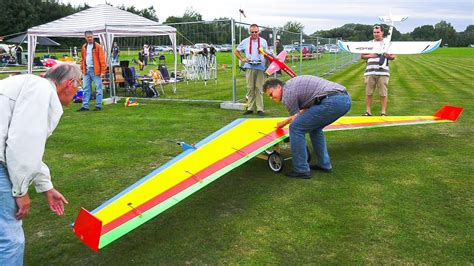 GIANT RC MODEL ONE WING AIRPLANE *FLYING WING ALBATROS IN DEMO FLIGHT ...