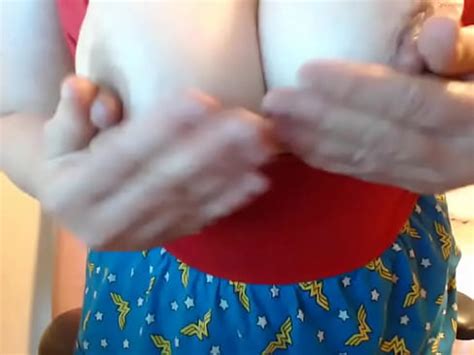 Tori Stephens enseña sus enormes pechos con unos dildos XVIDEOS