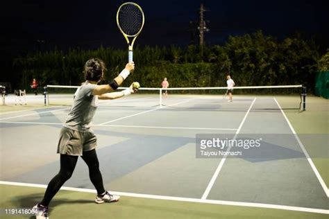 Female Tennis Player Serving Rear View Photos Et Images De Collection