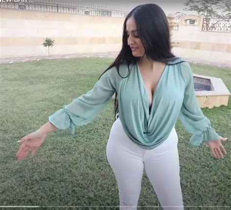 Lana Tits Scrolller