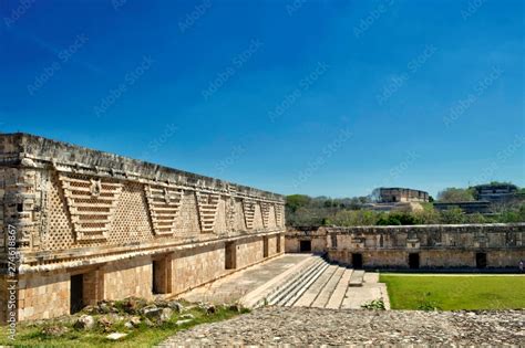 Vista del Cuadrángulo de las Monjas en el área arqueológica de Uxmal