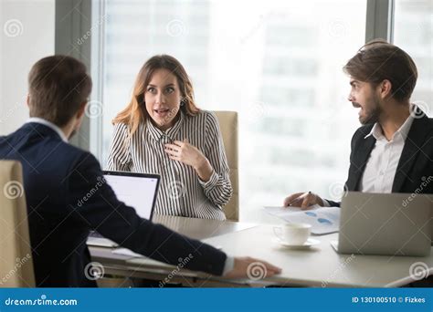 Hombre Enojado Que Grita En El Colega Femenino Indignado Foto De