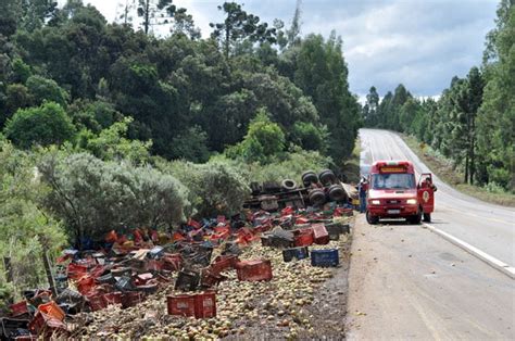 Caminhão carregado de tomate capota na BR 232 em Serra Talhada ao