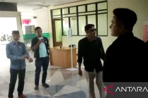 Sejumlah Oknum Lsm Fasilitas Kantor Dprd Tangerang Dirusak Oleh S