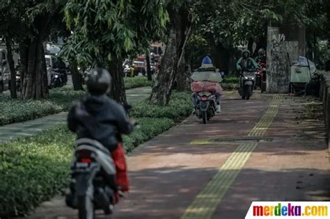 10 Momen Ngeselin Pengendara Motor Naik Trotoar Sukses Bikin Geram