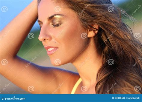 Belle Fille Dans Le Bikini Sur Une Plage Photo Stock Image Du