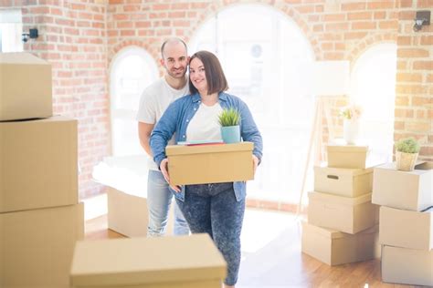 Premium Photo Young Couple Moving To A New Home Smiling Happy Holding