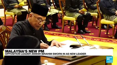 Malaysias Anwar Sworn In As Pm Ending Decades Long Wait Video