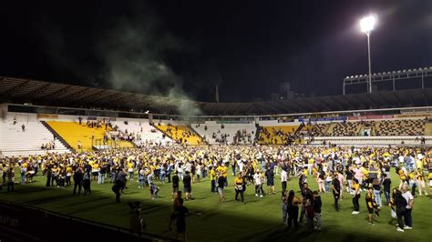 Festa Tricolor Torcida Do Crici Ma Invade O Gramado Para Celebrar