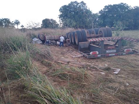 Motorista Morre Em Acidente Carreta Carregada De Soja Na Rodovia