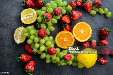 Foto De Várias Frutas E Frutos No Fundo Dakr E Mais Fotos De Stock De