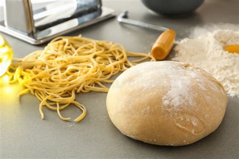 Сырые макаронные изделия и продукты на светлой предпосылке Стоковое ...