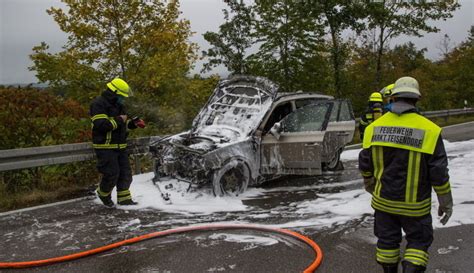 Teisendorf Auto Ger T Unter Der Fahrt In Brand Feuerwehr Im Einsatz