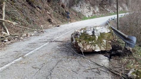 Si stacca un grosso masso lungo la viabilità per il Matajur strada