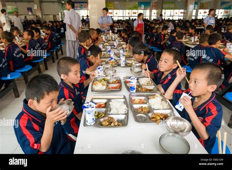 China school lunch hi-res stock photography and images - Alamy