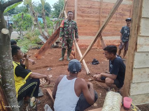 Wujudkan Kemanunggalan Babinsa Bantu Pekerjaan Warga Kodim