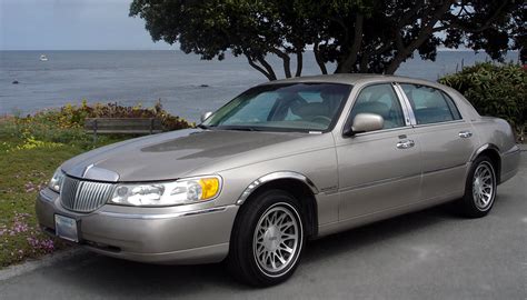 2002 Lincoln Town Car - Information and photos - MOMENTcar