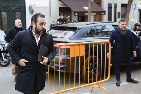 Víctor de Aldama accede a la memoria de su móvil intervenido y prepara