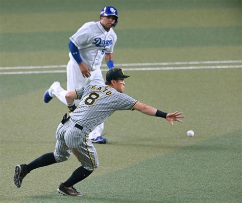 阪神・佐藤輝 プロ初のセカンドで華麗なバックトス披露 敵地も大歓声阪神タイガースデイリースポーツ Online