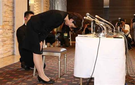 【フォトギャラリー】【豊田真由子議員会見】頭下げ謝罪、支持者ら「全員で支える」 議員辞職を求めるプラカードも 産経ニュース