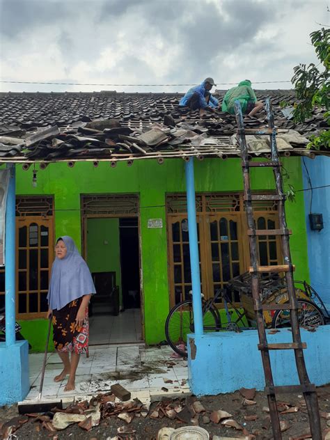 Puting Beliung Terjang Desa Karangmangu Belasan Rumah Warga Rusak