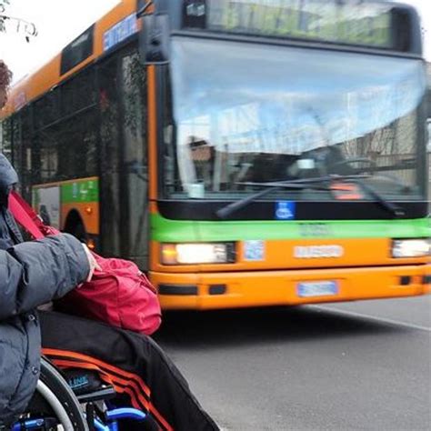 Aiuta Disabile A Salire Sullautobus Lautista Ora Resta A Bordo Pure