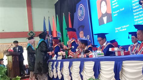 Wakili Pj Wali Kota Halwatiah Beri Selamat Wisudawan Umpar Pesankan