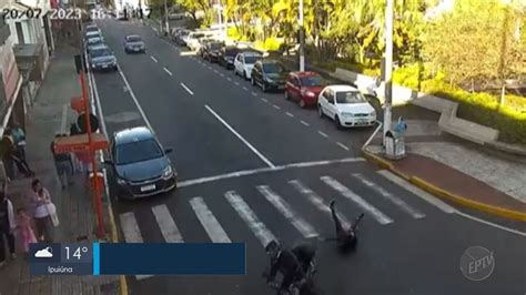 VÍDEO Mulher é atropelada por moto ao atravessar avenida pela faixa de