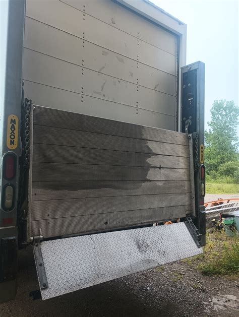 Supreme Corp. 22 Foot Box with Maxon BMR Columnlift™ 4400 lb Capacity