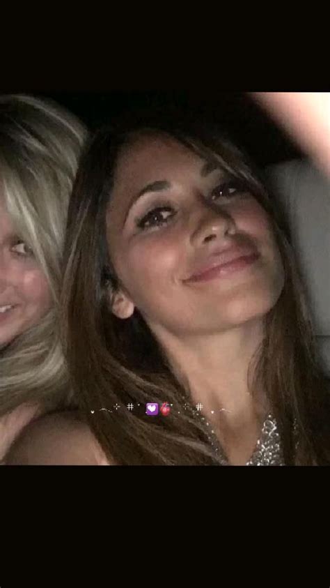 No da más de hermoso el hijo d pta Brunette aesthetic Antonella roccuzzo Messy haircut